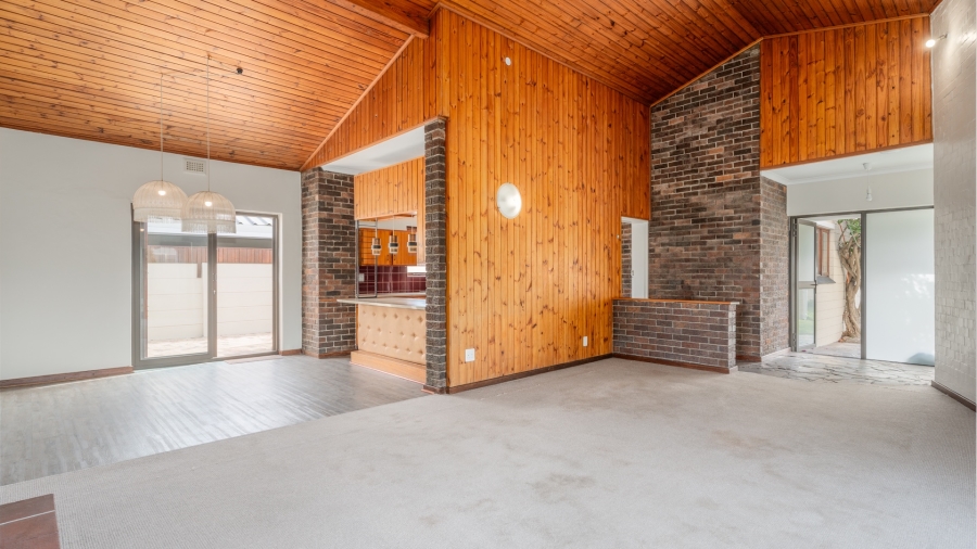 5 Bedroom Property for Sale in Zeekoevlei Western Cape